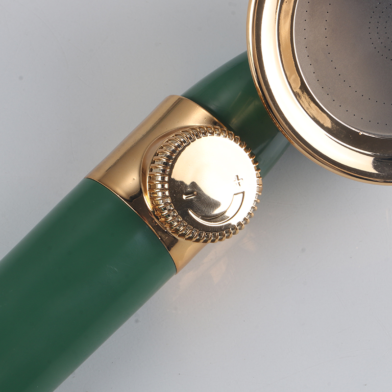 Aliran pancuran mandian hijau gelap