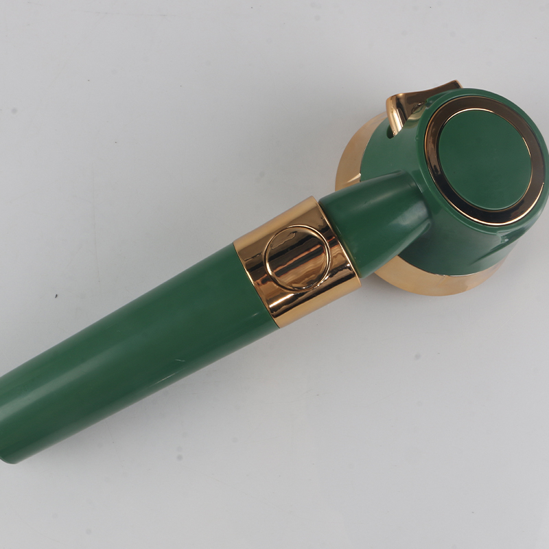 Aliran pancuran mandian hijau gelap