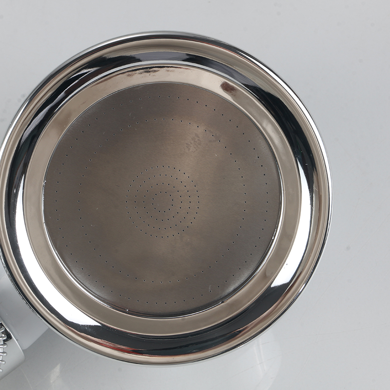 Kepala pancuran mandian putih mengalir