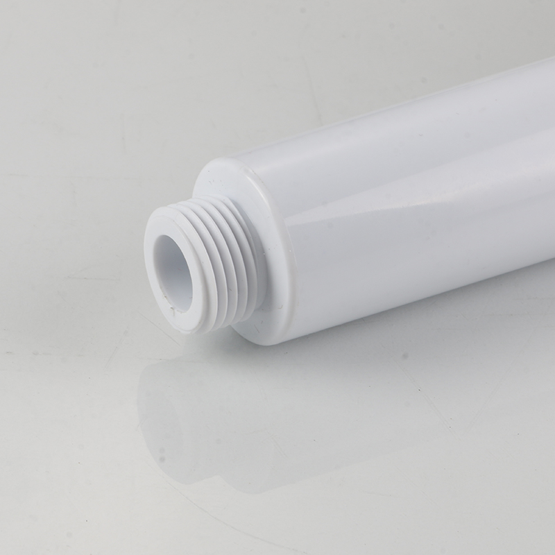 Kepala pancuran mandian putih mengalir