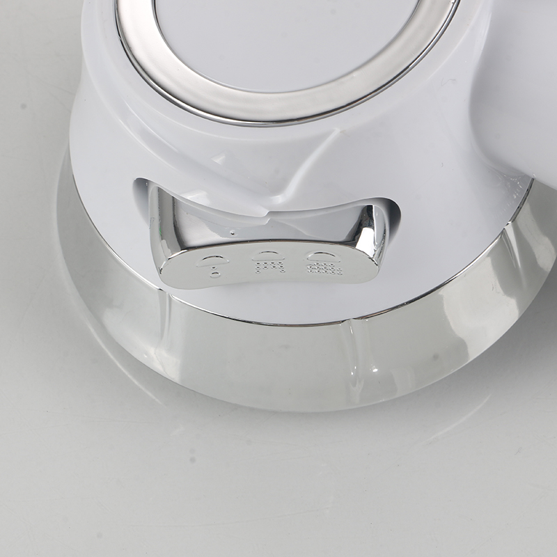 Kepala pancuran mandian putih mengalir