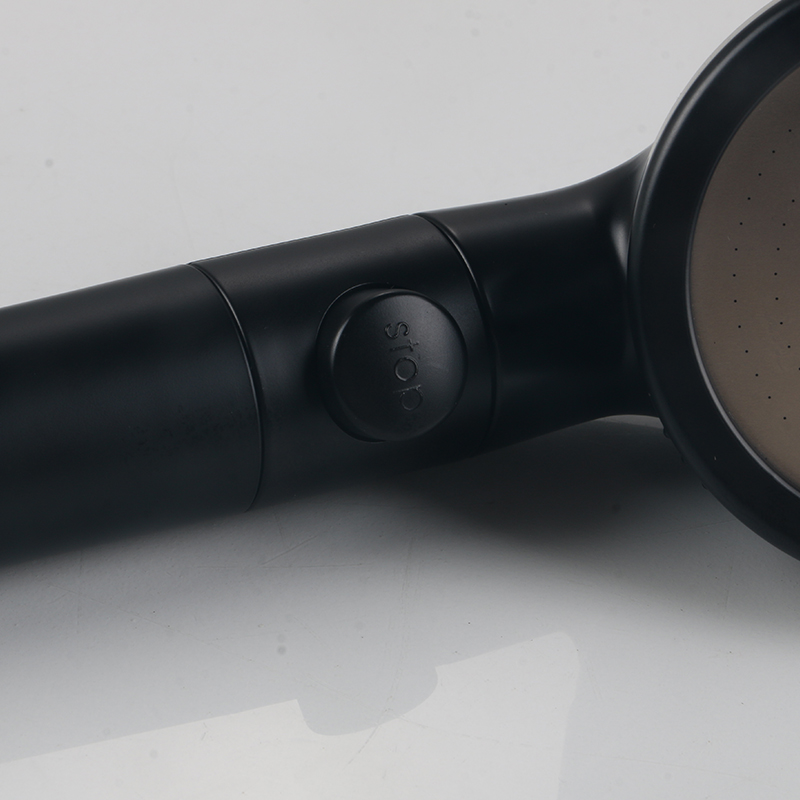 Kepala pancuran mandian hitam Jepun